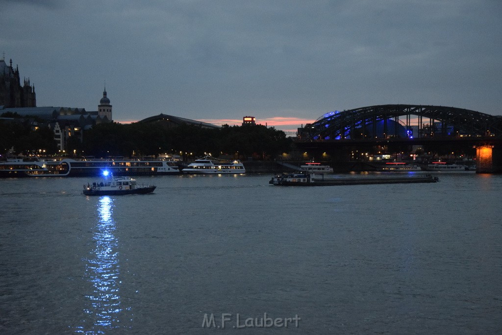 Hilfe Schiff Koeln Hoehe Kranhaeuser Schiff Rich Hafen Koeln Muelheim P10.JPG - Miklos Laubert